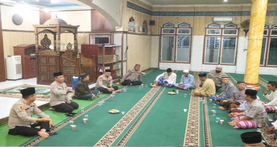 Polres Banyuasin sholat subuh keliling perkuat silaturahmi